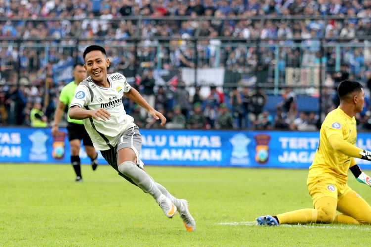 Selebrasi pemain Persib Bandung Beckham Putra usai menjebol gawang Arema FC saat pertandingan pekan ke-9 Liga 1 2022-2023 yang berakhir dengan skor 1-2 di Stadion Kanjuruhan Kepanjen, Kabupaten Malang, Minggu (11/9/2022) sore.