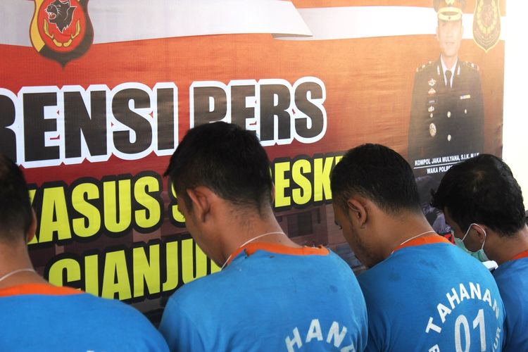 Tiga oknum pegawai RSUD Pagelaran Cianjur, Jawa Barat, dan seorang sales alkes dijadikan tersangka kasus dugaan pencurian ratusan boks masker di gudang farmasi rumah sakit setempat.