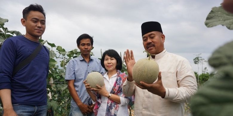 Bupati Kutai Kartanegara Edi Damansyah (memakai peci) sedang memegang buah melon hasil panen di salah satu wilayah di Kabupaten Kutai Kartanegara beberapa waktu lalu.