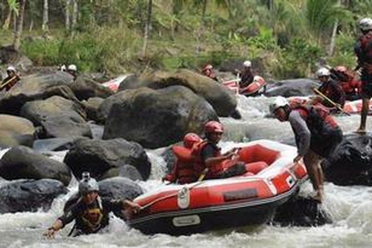 Wisatawan menikmati arung jeram di kawasan wisata Arus Liar di Sungai Citarik, Kecamatan Cikidang, Sukabumi, Jawa Barat, Sabtu (15/10/2011). Selain menawarkan wisata petualangan arung jeram, Arus Liar juga menyediakan jalur sepeda gunung. 