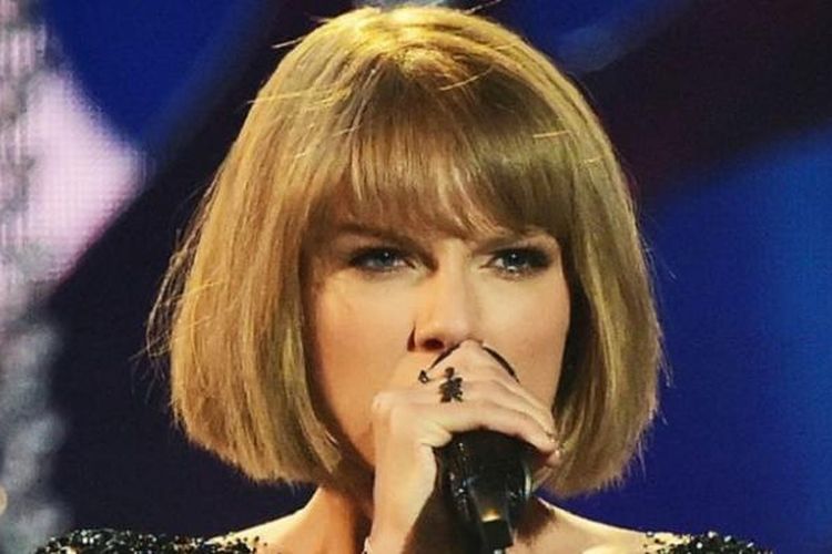 Taylor Swift membuka pergelaran Grammy Awards 2016 dengan penampilan baru dan lagu Out of the Woods, di Staples Center, Los Angeles, Senin (15/2/2016).