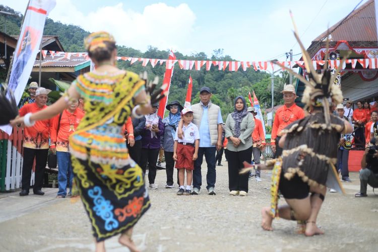 Kunjungan kerja Bupati Bulungan Syarwani ke Desa Long Lejuh, Kecamatan Peso.