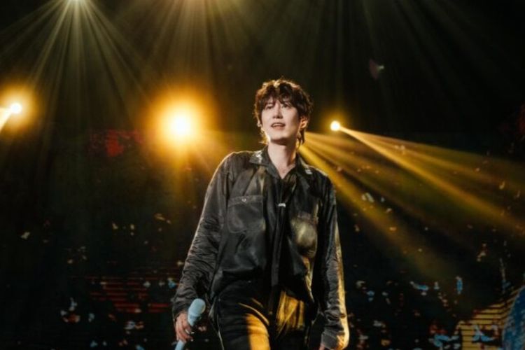 Member Super Junior, Kyuhyun saat konser solo bertajuk Restart di Tennis Indoor Senayan, Jakarta Pusat, Sabtu (18/5/2024).