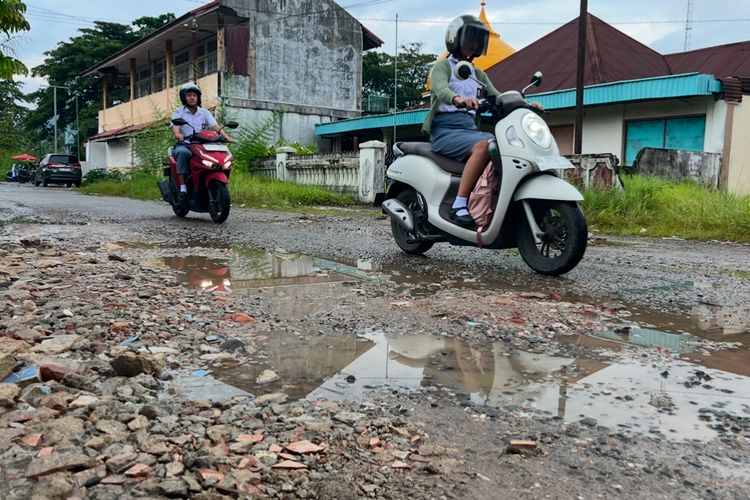 Aksi Pemulung Ikut Tambal Jalan Rusak di Padang, Warga Mengaku Sudah Dua Wali Kota Tanpa Perbaikan