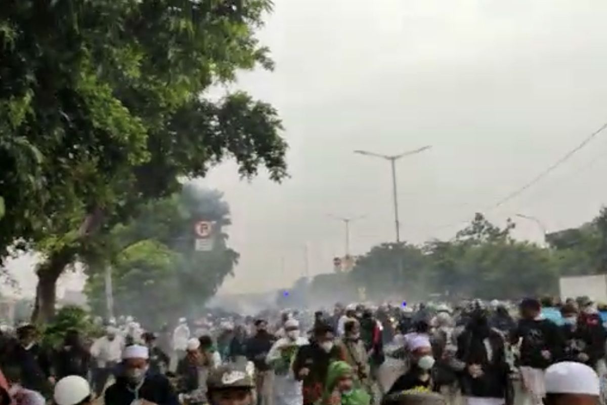 Massa diduga simpatisan Rizieq Shihab kocar kacir setelah polisi menembakkan gas air mata di Jalan I Gusti Ngurah Rai dekat flyover Pondok Kopi, Jakarta Timur pada Kamis (24/6/2021) pagi.