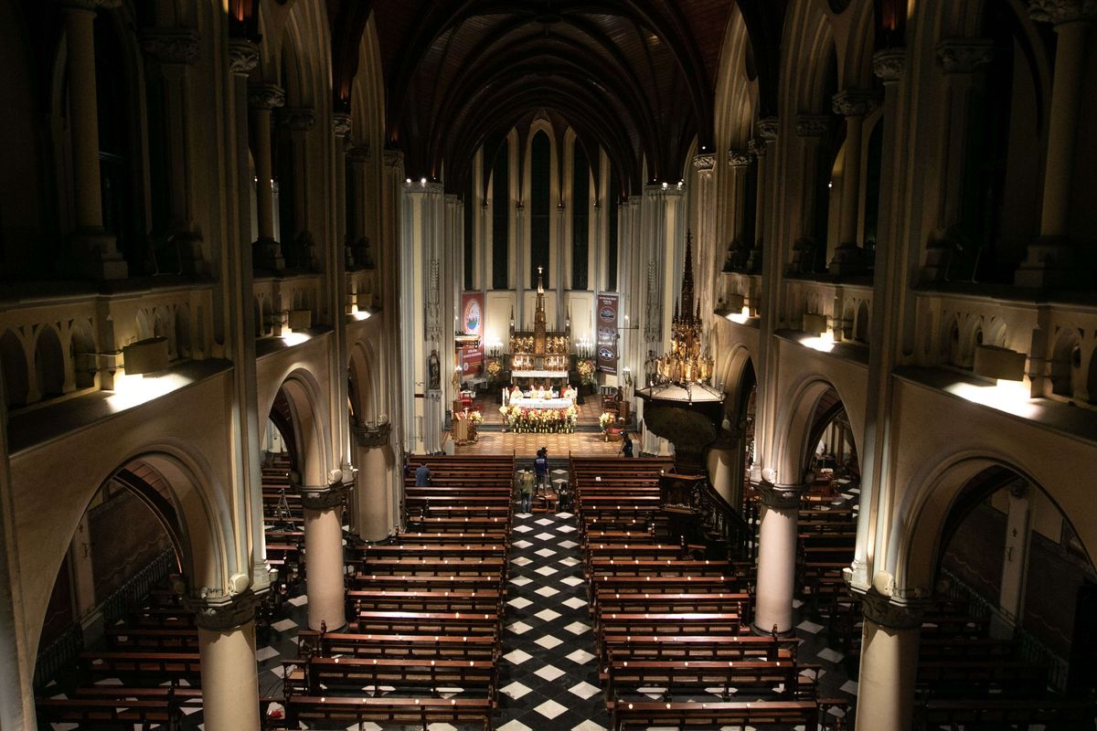 Perayaan misa kedua Malam Paskah di Gereja Katedral Jakarta, Sabtu (11/4/2020). Untuk memutus penyebaran wabah Covid-19, Umat Katolik menjalani pekan Tri Hari Suci secara daring melalui siaran televisi maupun streaming