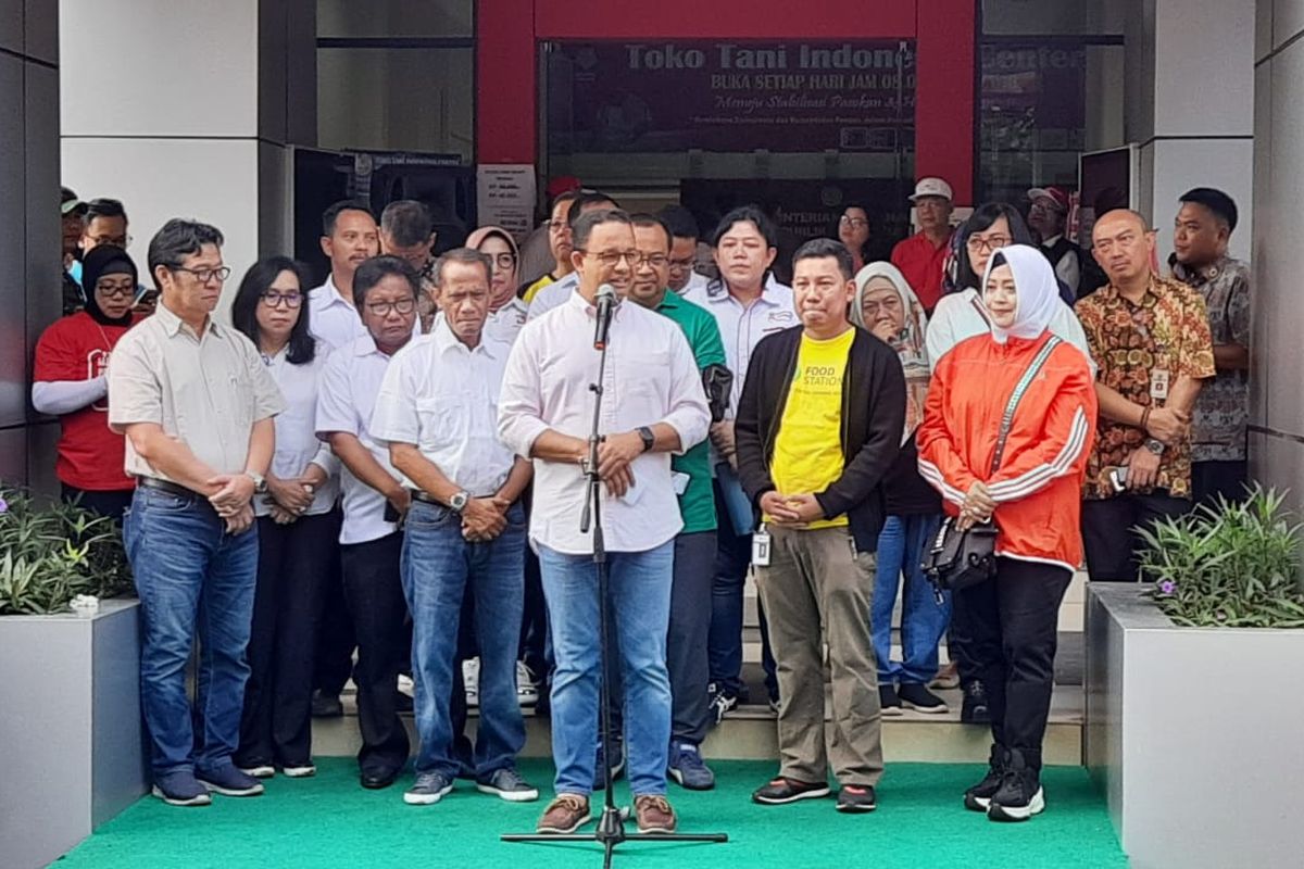 Gubernur DKI Jakarta Anies Baswedan dalam acara operasi pasar di Toko Tani Indonesia Center, Pasar Minggu, Jakarta Selatan, Minggu (9/2/2020).