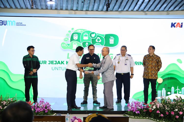 Wakil Menteri BUMN Kartika Wirjoatmodjo bersama Dirut KAI Didiek Hartantyo dalam acara peluncuran fitur Carbon Footprint di Stasiun Gambir, Senin (23/12/2024).