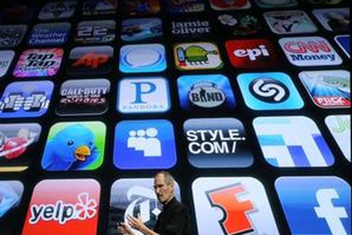 CEO Apple Steve Jobs saat memperkenalkan iPhoen OS 4.