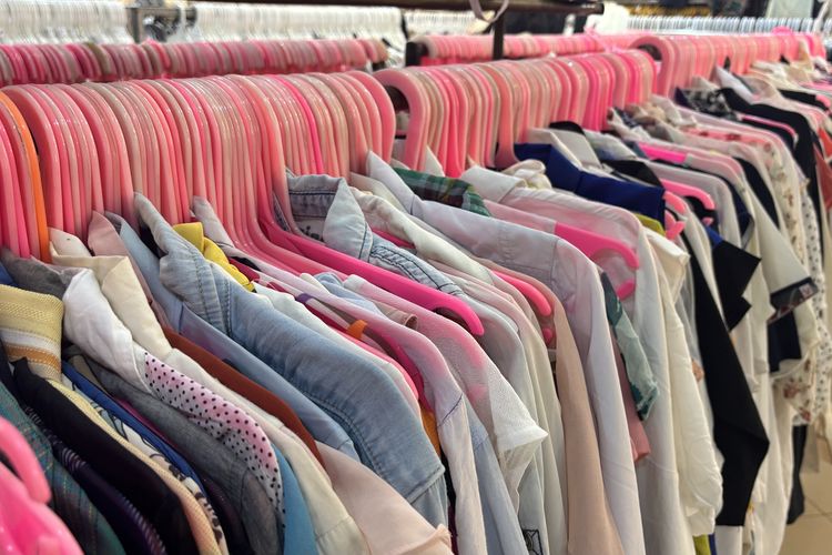 Rencana pemerintah menindak impor pakaian bekas ilegal tak menyurutkan minat anak muda terhadap thrifting. Simak cerita Aza dan Malihah berikut ini.