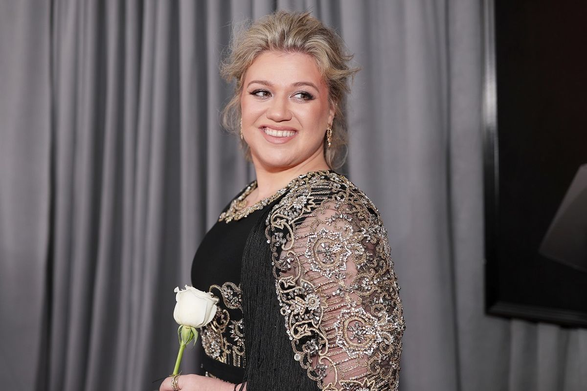 Artis musik Kelly Clarkson menghiri Grammy Awards 208 di Madison Square Garden, New York, Minggu (28/1/2018).
