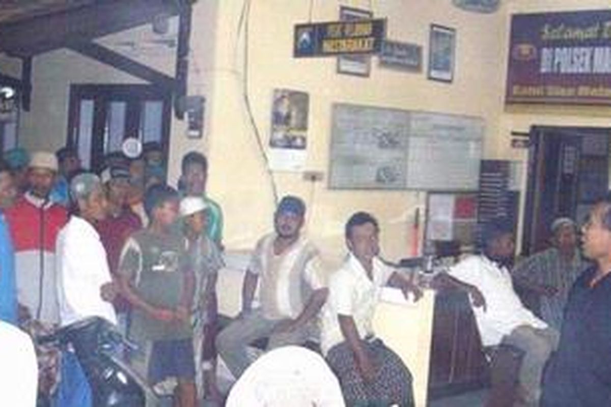 Ratusan warga saat mengeledah semua ruang markas Polsek Mangaran, Situbondo, Jawa Timur.   