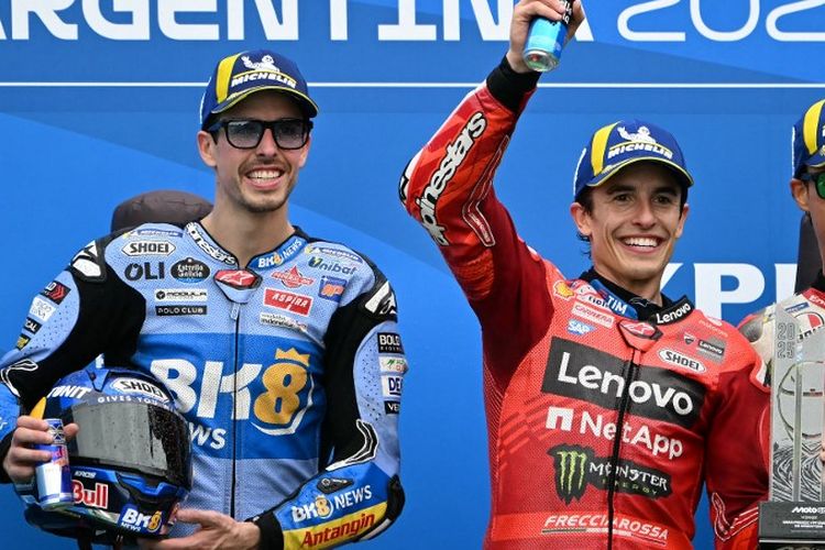 Pebalap Spanyol dari BK8 Gresini Racing MotoGP Alex Marquez (kiri), pebalap Spanyol dari Ducati Lenovo Marc Marquez (tengah), dan pebalap Italia dari Tim Balap Petro Enduro VR46 Franco Morbidelli merayakan kemenangan mereka di podium setelah menempati posisi kedua, pertama, dan ketiga, setelah MotoGP Argentina di sirkuit Termas de Rio Hondo di Santiago del Estero, Argentina pada 16 Maret 2025.