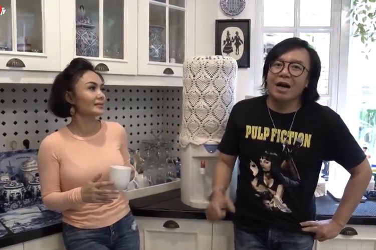 Yuni Shara dan Ari Lasso yang sedang berbincang. (Bidikan layar YouTube Ari Lasso TV). 