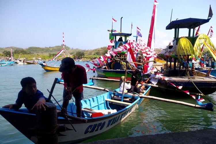 Nelayan Pantai Tambakrejo, Kabupaten Blitar, menggelar tradisi Petik Laut dan lomba perahu hias, Kamis (4/8/2023)