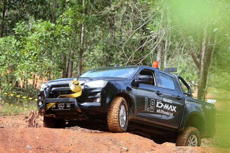 Isuzu D-Max sebagai kendaraan andalan di pertambangan dan perkebunan.