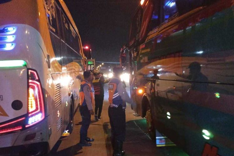 Saat petugas Dishub Kota Semarang, Jawa Tengah mengarahkan bus yang parkir di bahu Jalan Kaligawe