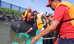Gubernur Sulut Ikut Angkat Sampah saat Kerja Bakti Massal