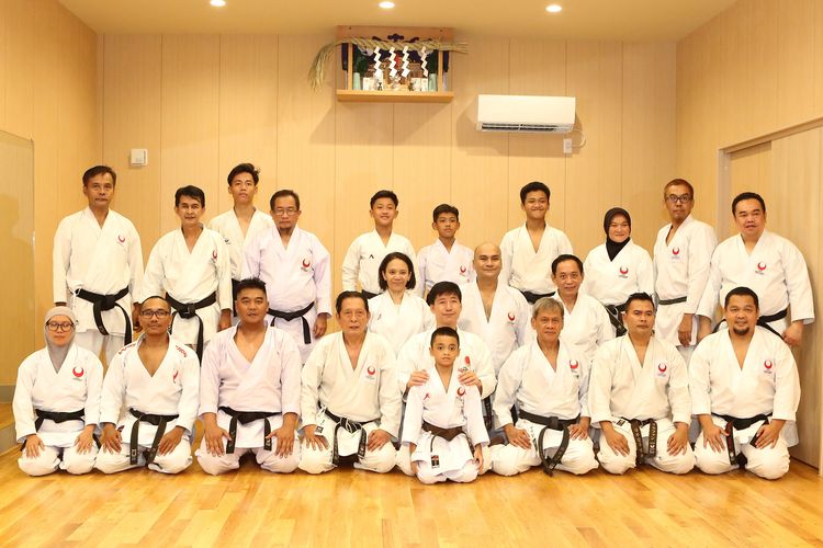 Akademi Seni Beladiri Karate Indonesia (ASKI) memenuhi undangan Karatenomichi World Federation (KWF) guna meningkatkan kompetensi.