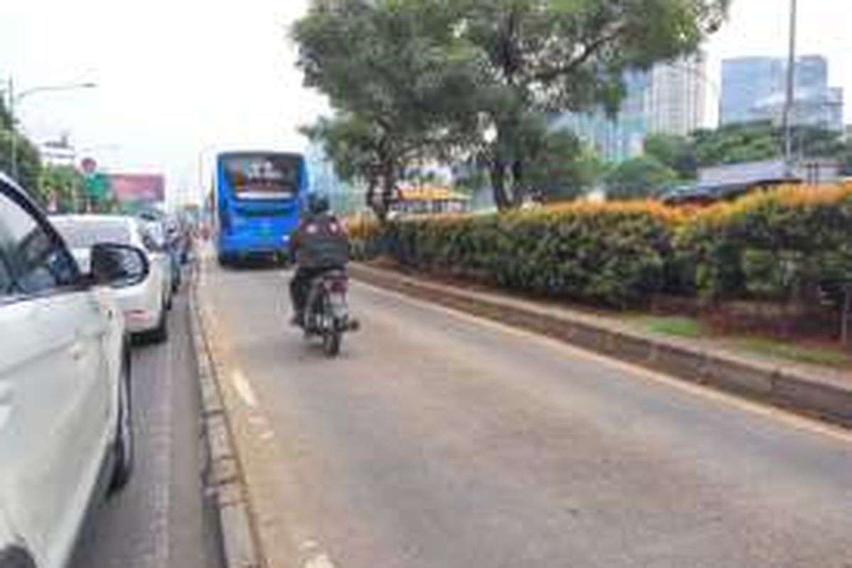 Hari kedua sterilisasi busway masih terdapat sejumlah kendaraan yang nekat masuk jalur busway di koridor 9 Jalan Gatot Soebroto, Jakarta Selatan pada Selasa (14/6/2016).