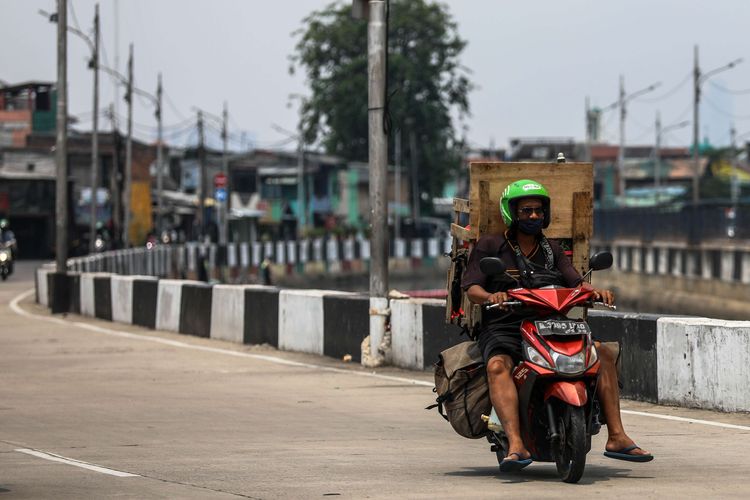 Seorang pria menggunakan motor saat melewati kawasan Kemayoran Jakarta Utara, Rabu (16/9/2020). PSBB kembali diterapkan tanggal 14 September 2020, berbagai aktivitas kembali dibatasi yakni aktivitas perkantoran, usaha, transportasi, hingga fasilitas umum.