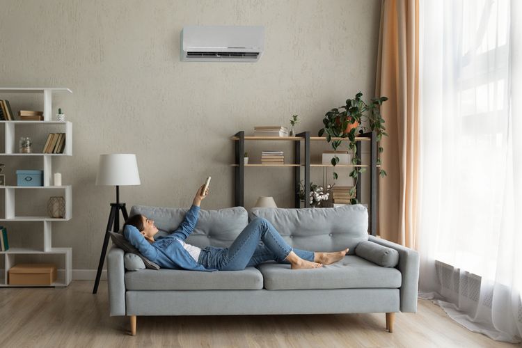Ilustrasi AC atau pendingin udara, menyalakan AC di dalam rumah.