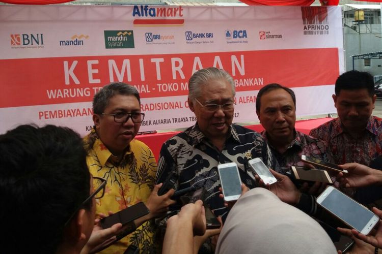 Menteri Perdagangan Enggartiasto Lukita di Kantor Pusat Alfamart, Tangerang, Sabtu (18/11/2017). 