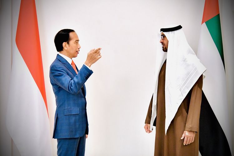 Presiden Joko Widodo (kiri) disambut Putra Mahkota Abu Dhabi dan Wakil Panglima Tertinggi Angkatan Bersenjata PEA Sheikh Mohamed bin Zayed Al Nahyan saat tiba di Istana Al-Shatie, Abu Dhabi, Uni Emirat Arab, Rabu (3/11/2021). ANTARA FOTO/Setpres-Laily R/foc.