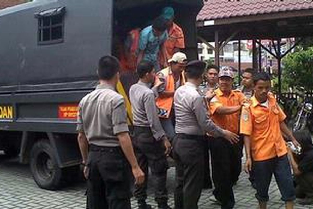 Para tukang parkir ilegal yang berhasil diamankan petugas Polresta Medan, Selasa (17/7/2012).