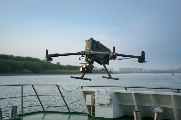 Drone DJI Matrice 400 telah dibekali sertifikasi ketahanan dengan rating IP55. Artinya drone ini sudah tahan terhadap air dan debu sehingga cocok dioperasikan di berbagai kondisi ekstrem, seperti suhu antara minus (-) 20 derajat sampai 50 derajat celcius.