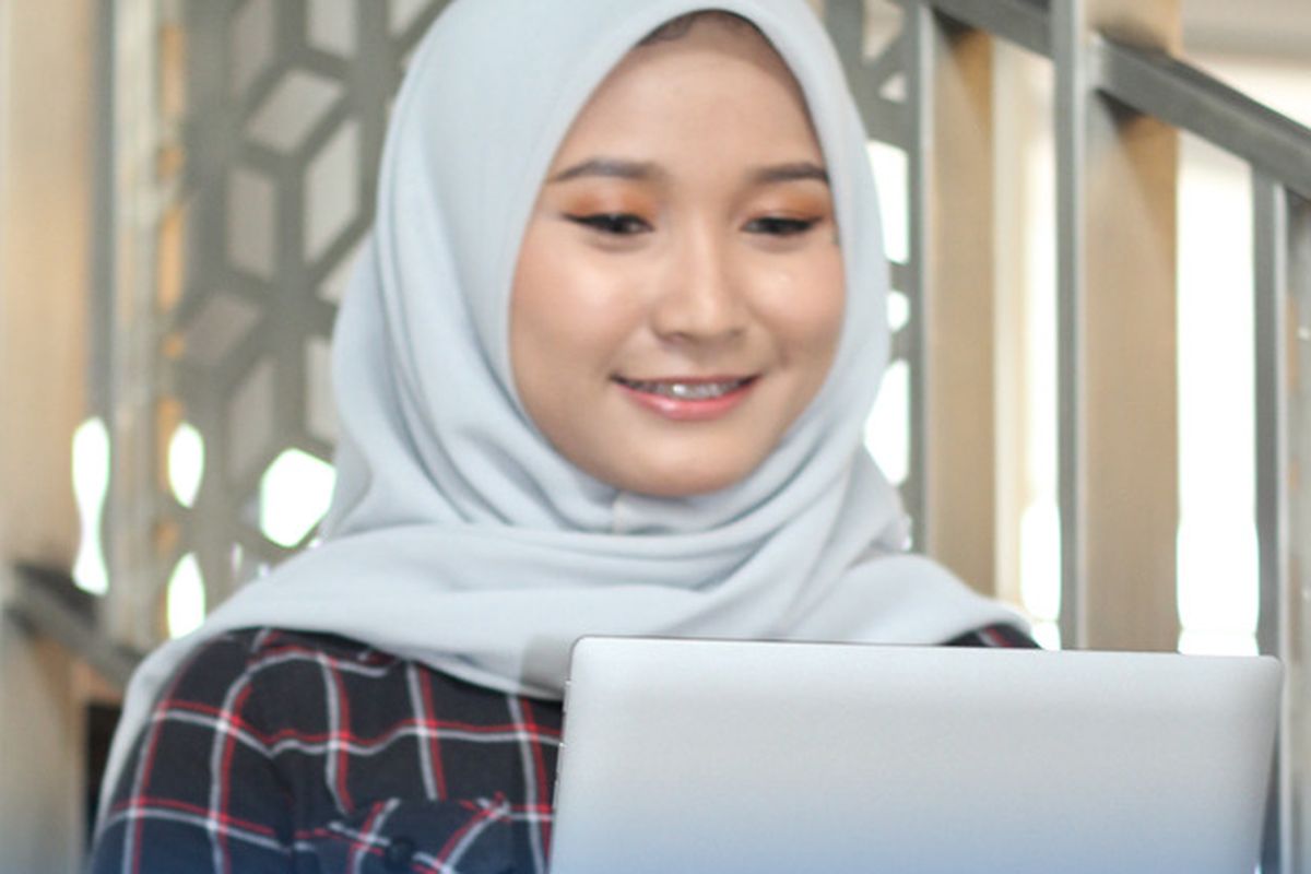 Ilustrasi mahasiswa jurusan periklanan sedang kuliah secara online