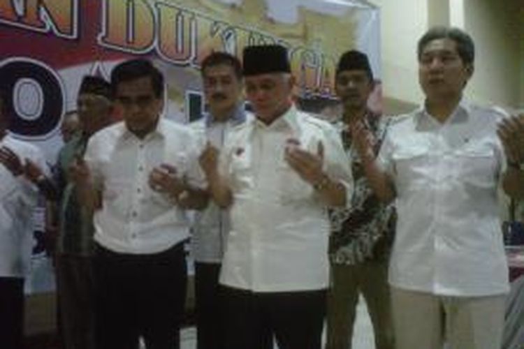 Hatta Rajasa tengah mengamini doa kemenangan dalam deklarasi Pemantapan Dukungan 

Prabowo-Hatta oleh Prof Haryoko Centre dan partai pengusung di Graha Korpri, Salatiga, Kamis 

(12/6/2014) petang. 
