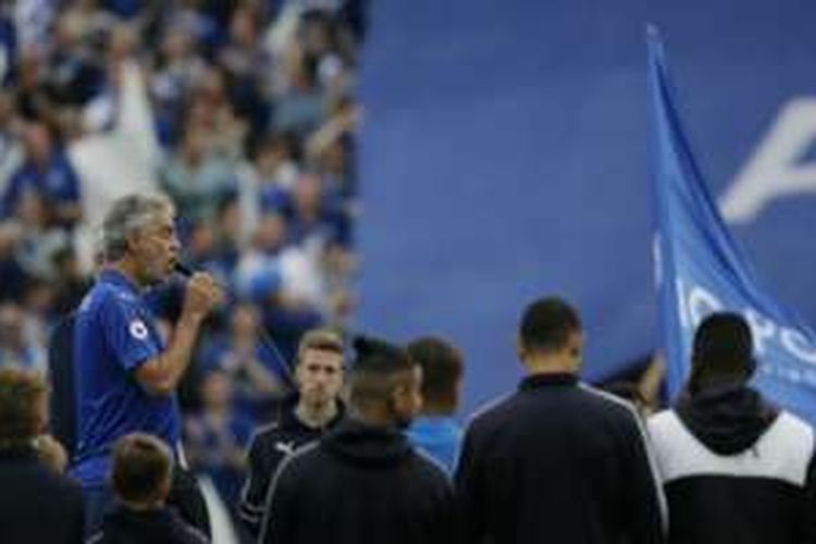 Penyanyi tenor Italia, Andrea Bocelli (berbaju biru) bernyanyi di kandang Leicester, Stadion King Power jelang laga kontra Everton, Sabtu (7/5/2016). 