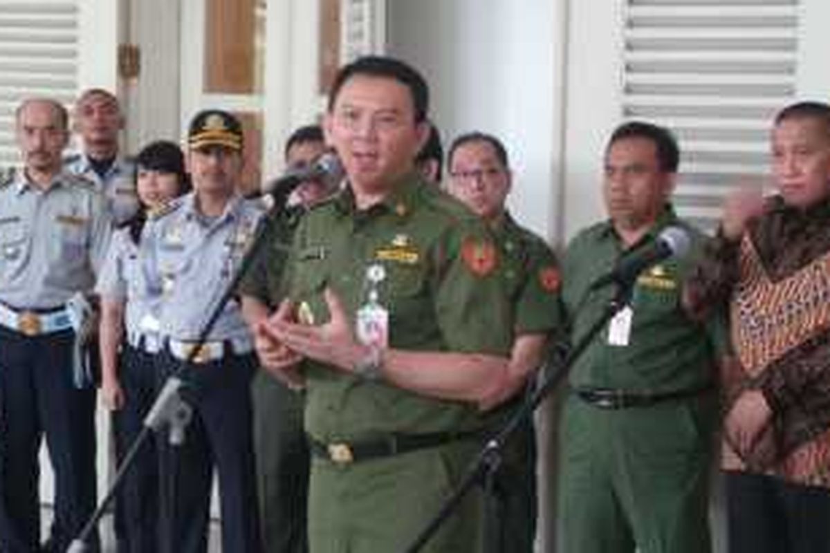 Gubernur DKI Jakarta Basuki Tjahaja Purnama saat melepas operasional bus tingkat gratis sumbangan Alfamart, di Balai Kota, Senin (25/1/2016).