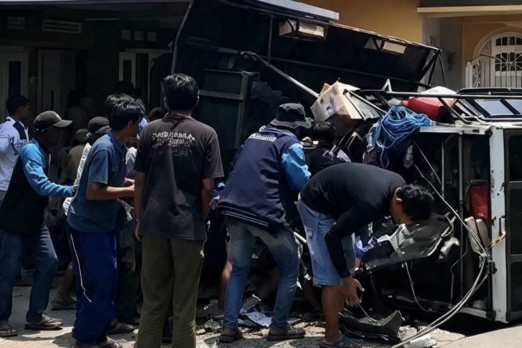 Mobil Pengangkut Sound System Singa Depok Terguling di Indramayu, 5 Orang Luka