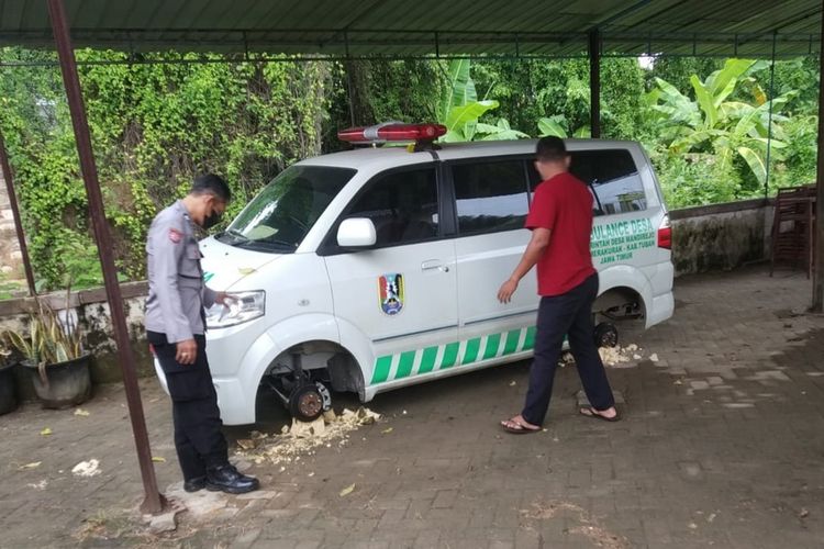 Kondisi mobil ambulans siaga milik Desa Mandirejo, Kecamatan Merakurak, Tuban, yang rodanya hilang digasak maling.