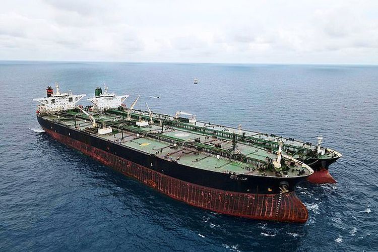 Sebuah 'armada hantu' dari tanker penghancur sanksi yang membawa minyak pasar gelap ke China mendanai program nuklir rahasia Iran.