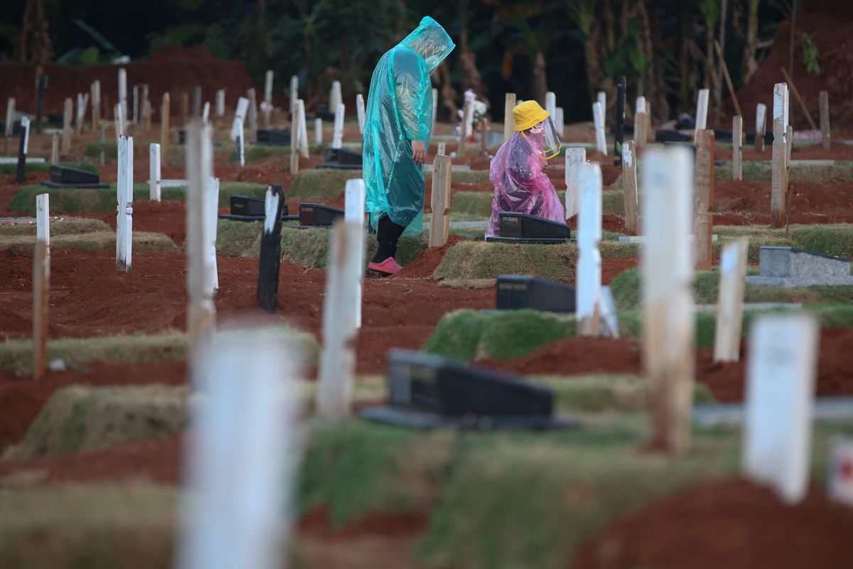 Warga melawat di pemakaman khusus Covid-19 di TPU Pondok Ranggon, Jakarta Timur, Rabu (30/9/2020). Pemerintah Provinsi DKI Jakarta memperluas lahan untuk pemakaman jenazah orang-orang yang meninggal dunia karena terkait dengan Covid-19 di Taman Pemakaman Umum (TPU) Pondok Ranggon, Jakarta Timur. Lahan diperluas karena jumlah jenazah yang dimakamkan dengan protokol Covid-19 terus bertambah setiap hari.