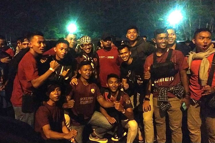 Pentolan suporter PSM Makassar Daeng Uki foto bersama saat sebelum pertandingan babak penyisihan Grup D Piala Presiden 2022 yang berakhir dengan skor 0-1 di Stadion Kanjuruhan Kepanjen Kabupaten Malang, Sabtu (11/6/2022) malam.