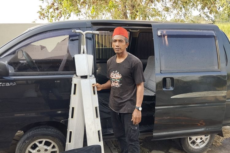 Dari Teras Rumah Tumpangan hingga Setir Ambulans: Kisah Imam Basori, Petani Kediri Wakafkan Diri Bantu Sesama
