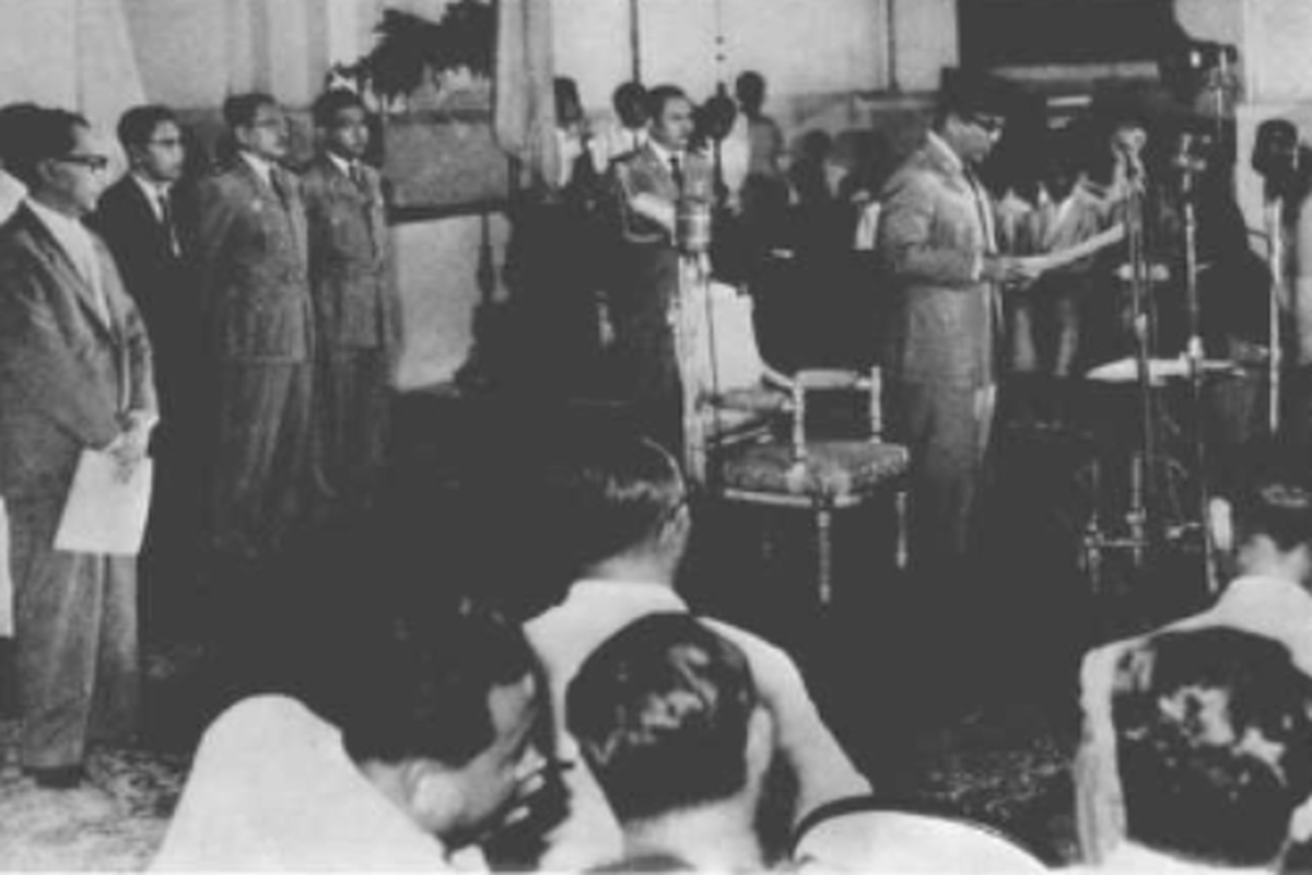 Presiden Soekarno pada hari pelantikan Front Nasional.