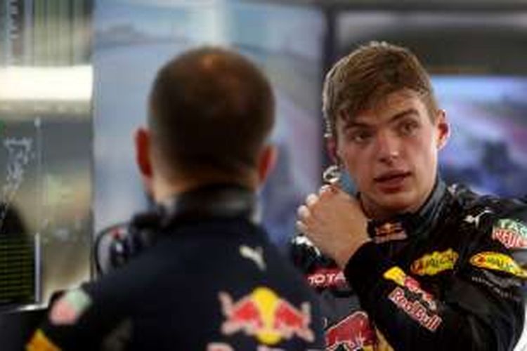 Pebalap Red Bull Racing asal Belanda, Max Verstappen, berbicara dengan timnya di garasi jelang sesi latihan GP Amerika Serikat di Circuit of The Americas, Jumat (21/10/2016).