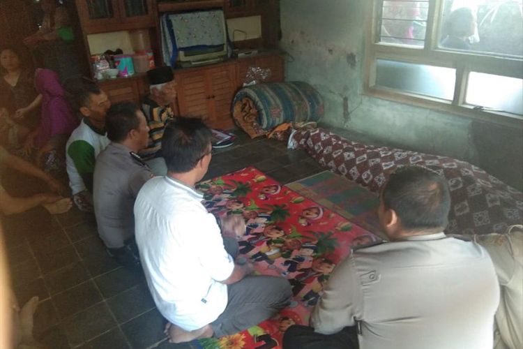 Jasad korban Tatang di rumah duka di Dusun Taman, Desa Babakan Asem, Kecamatan Conggeang, Kabupaten Sumedang, Jawa Barat, Selasa (16/7/2019). Dok. Polres Sumedang