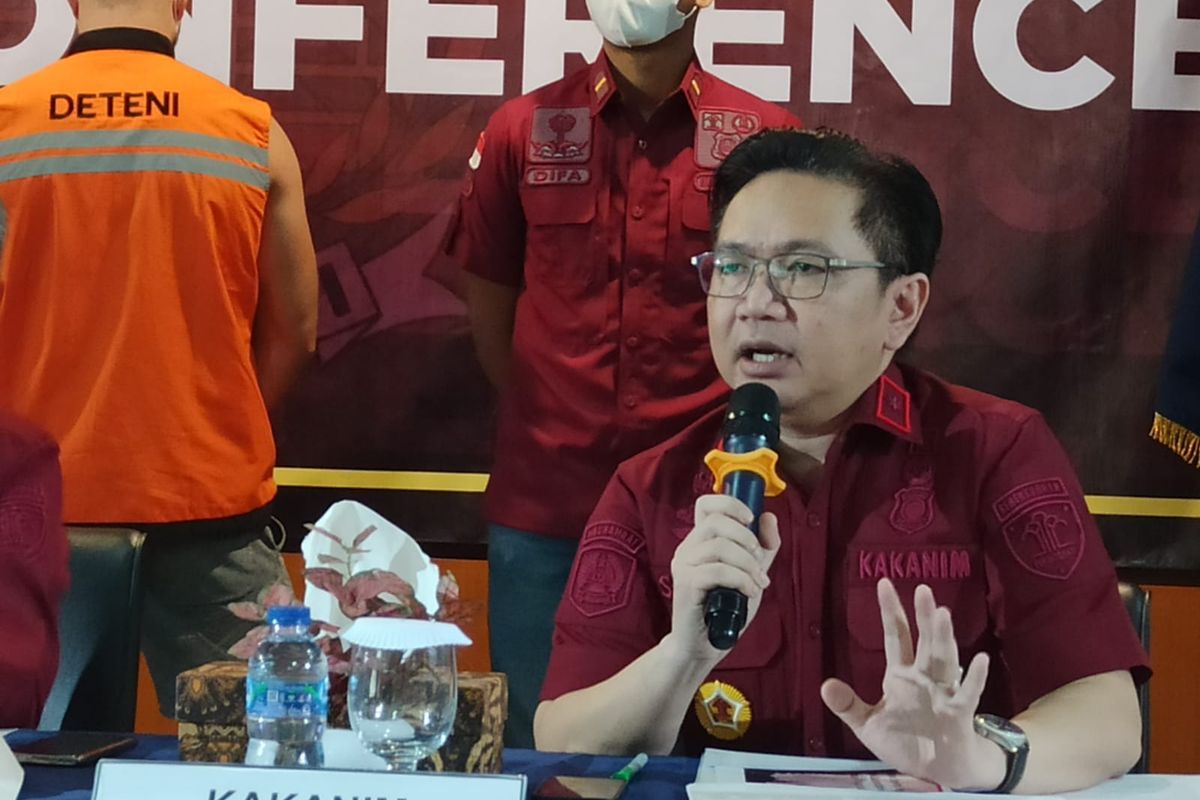 Kepala Kantor Imigrasi Kelas I Khusus Ngurah Rai, Sugito, dalam konferensi pers penindakan pendeportasian terhadap warga negara Ukraina, berinisial VB (29), pada Senin (17/4/2023). Warga Negara Asing atau WNA ini dideportasi karena menyalahgunakan izin tinggal dengan bekerja sebagai tukang pijat di Bali. KOMPAS.com/ Yohanes Valdi Seriang Ginta