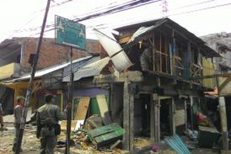 Puluhan petugas Satpol PP menghancurkan bangunan-bangunan semipermanen di Jalan Jembatan Lima, Menteng Dalam, Tebet, Jakarta Selatan, Selasa (28/7/2015).  