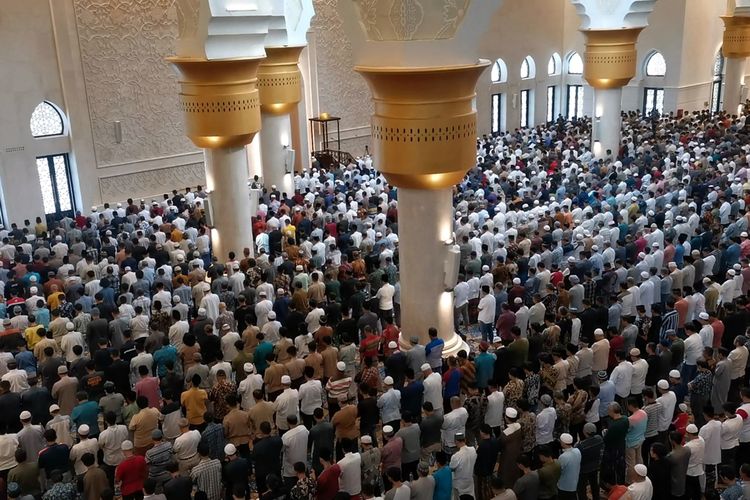 Masjid Raya Sheikh Zayed Solo, Jawa Tengah, mengelar Shalat Jumat perdana pada 3 Maret 2023. Dalam momen ini, warga berbondong-bondong hadirin masjid hadiah dari Presiden Uni Emirat Arab (UEA), Mohammed bin Zayed (MBZ) kepada Indonesia.