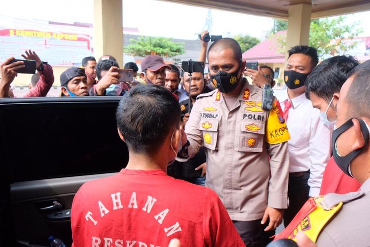 Kapolres Tanjung Balai, AKBP Putu Yudha Prawira menginterogasi para pelaku penculikan terhadap remaja berusia 14 tahun. Tiga orang tertangkap dan dua orang lainnya masih dalam pencarian. Penculikan itu terjadi adanya utang piutang.