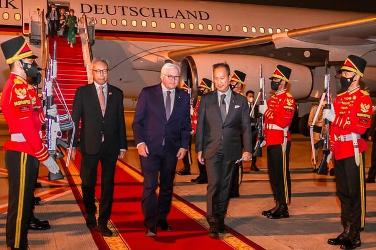 Menteri Perindustrian Agus Gumiwang Kartasasmita menyambut kehadiran Presiden Republik Federasi Jerman Frank Walter Steinmeier di Bandara Internasional Soekarno Hatta (Soetta), Rabu (15/6/2022) malam.