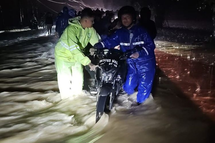 Banjir di Simalungun, Sempat Lumpuhkan Jalinsum Medan-Siantar dan Warga Bertahan di Atap Rumah