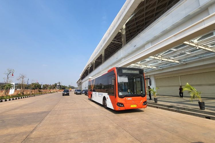 TransJakarta Nomor 7W rute Cawang-Stasiun KCJB Halim.